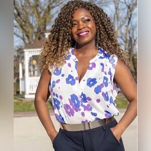 Cabi Spring 2021 Collection Short Sleeve V-Neck Blouse in Violet & White Floral